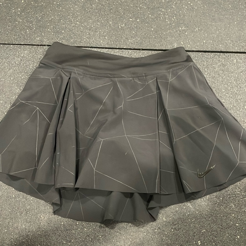 Nike high rise tennis skirt with geometric pattern size small